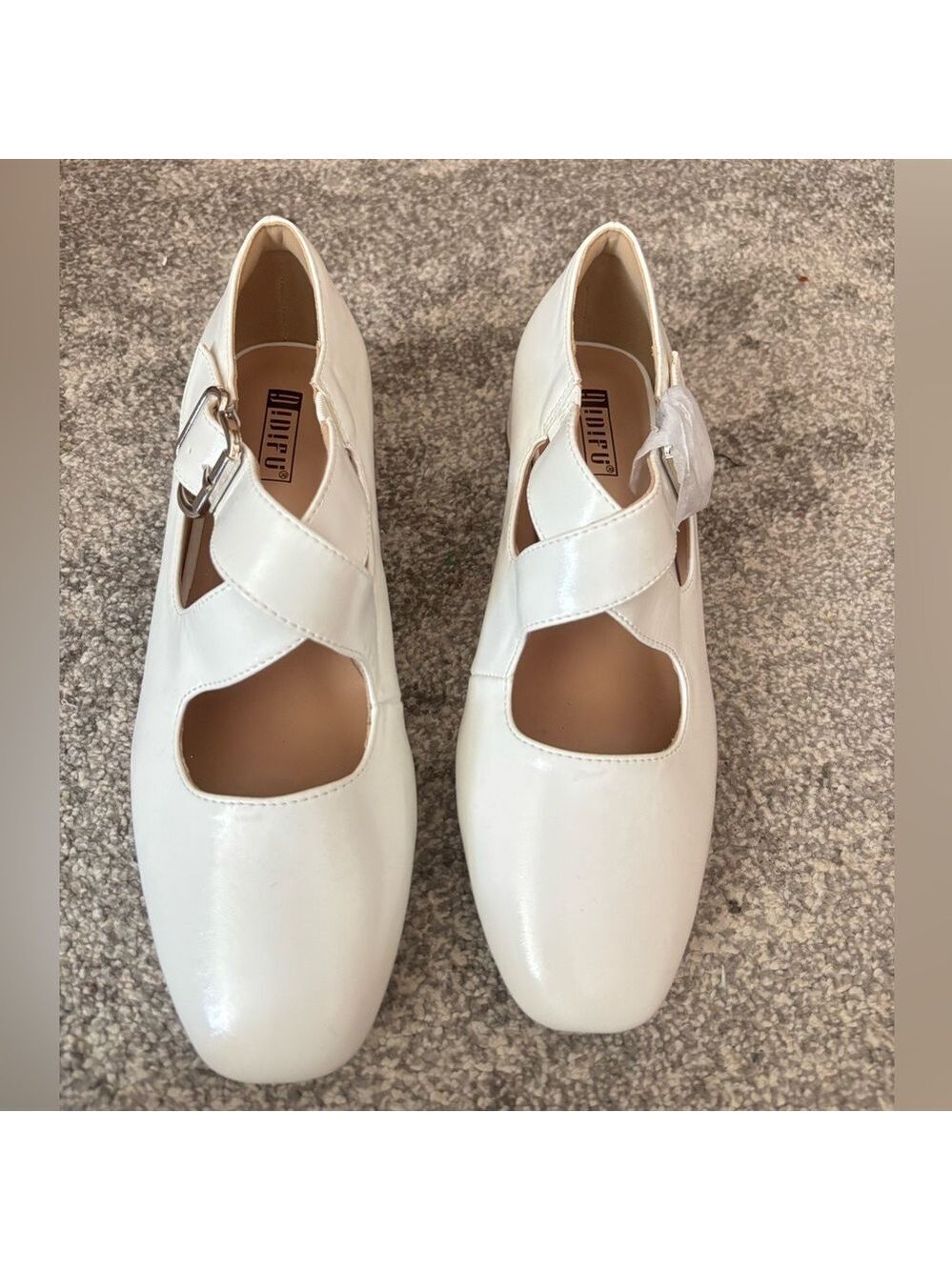 IDIFU White Flats with Buckle Detail